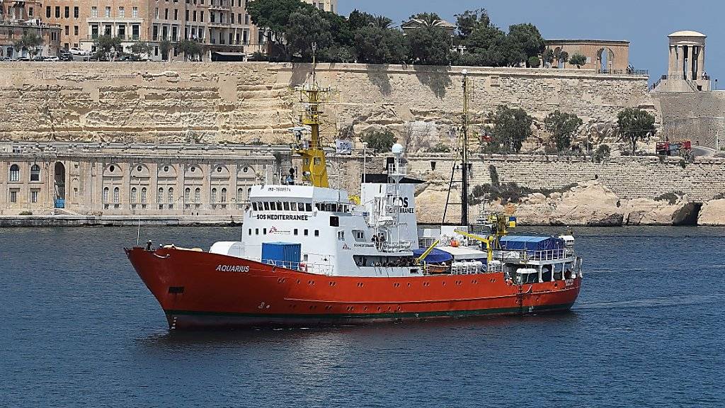 Suche nach dem «sicheren Hafen»: Das Rettungsschiff «Aquarius» mit dutzenden Flüchtlingen an Bord, bat Frankreich am Montag um eine offizielle Anlegeerlaubnis im Hafen von Marseille.