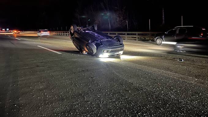 VW landet nach Unfall auf der Autobahn A1 auf dem Dach