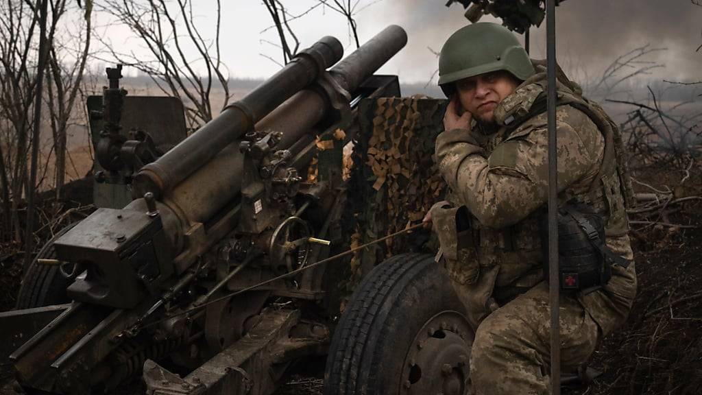 ARCHIV - Ukrainische Soldaten erhalten eine Pause vom Frontalltag (Archivbild). Foto: Efrem Lukatsky/AP/dpa