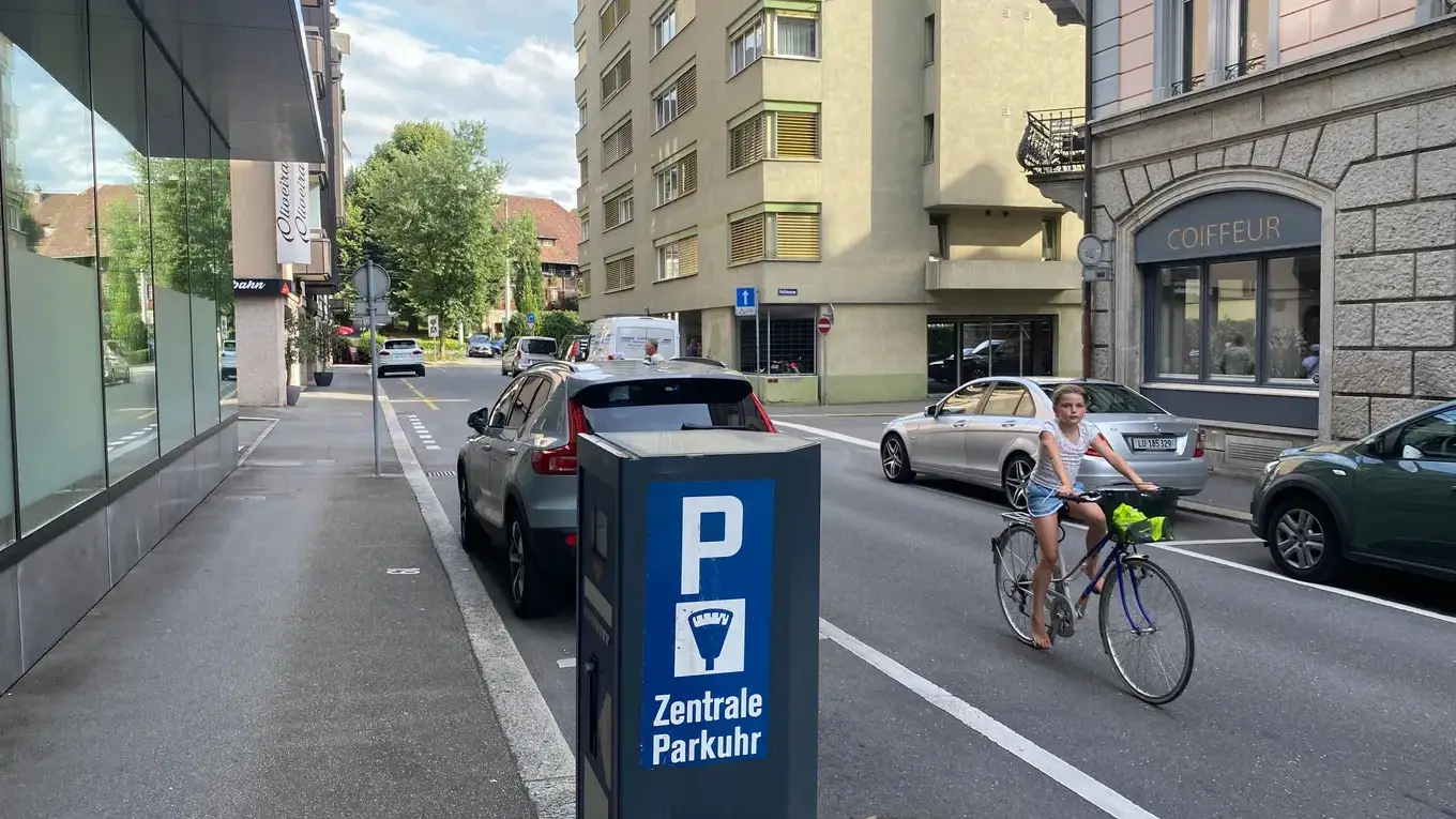 Diese Parkplätze auf der linken Seite der Weystrasse werden aufgehoben