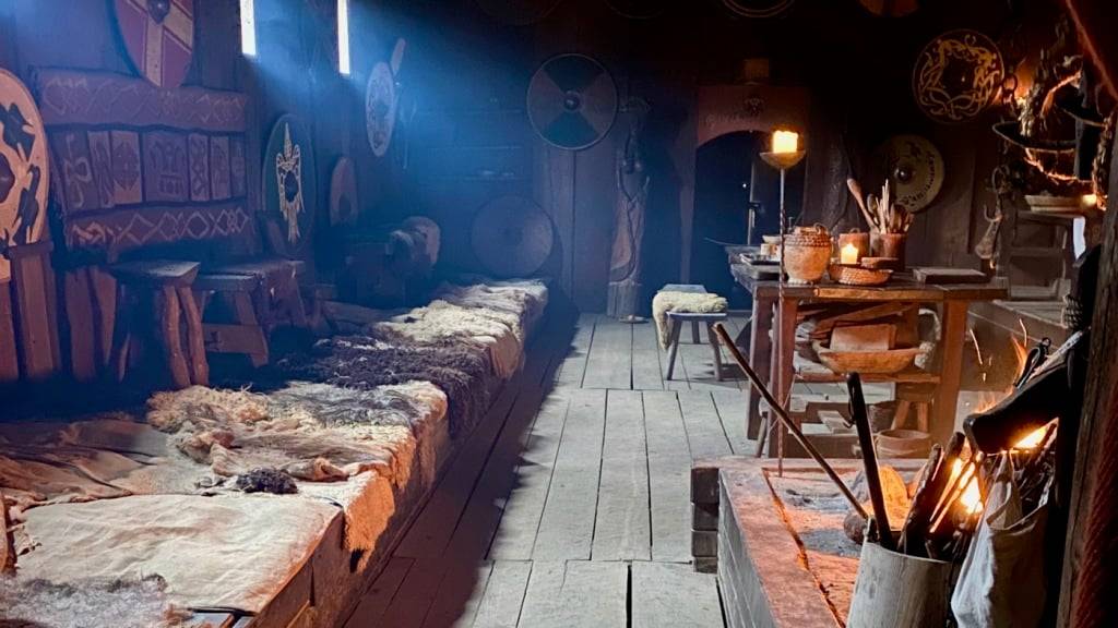Ein Langhaus aus der Wikingerzeit im dänischen Riebe: Wie die Menschen vor über tausend Jahren gelebt und gedacht haben, dazu ist das Wissen lückenhaft. Die «Yrsa»-Romane von der Zürcherin Alexandra Bröhm spielen in dieser Zeit - und füllen mit Fiktion die Lücken der historischen Forschung.