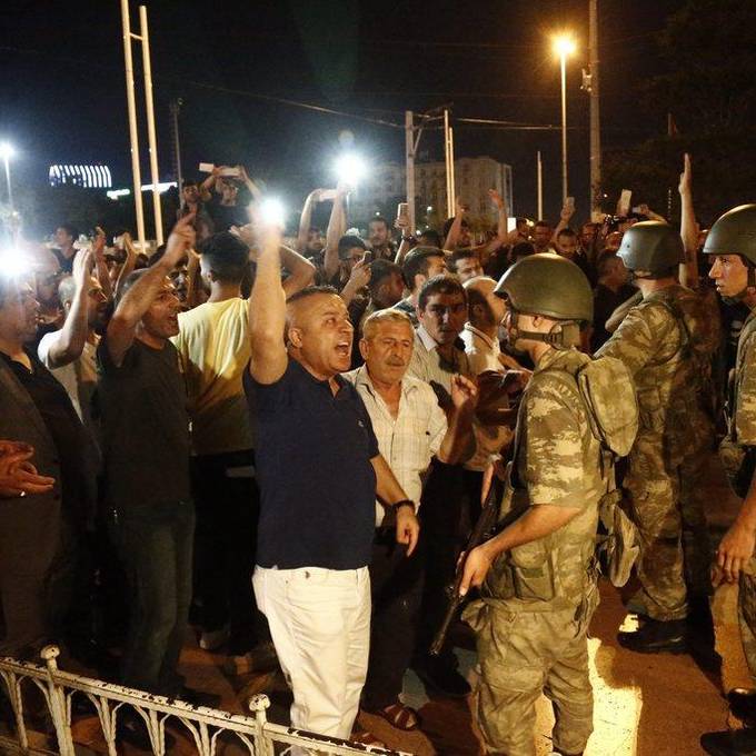 Proteste und Krawalle nach Militärputsch in der Türkei