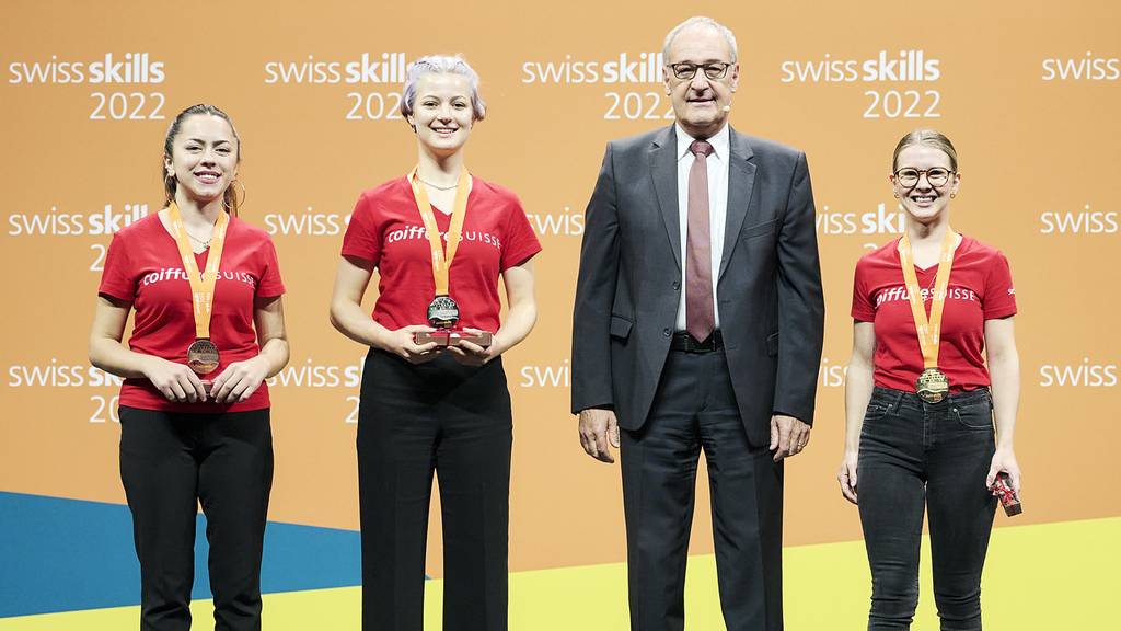 SwissSkills 2022: Die drei Gewinnerinnen in der Kategorie Coiffeur / Coiffeuse mit Bundesrat Guy Parmelin.