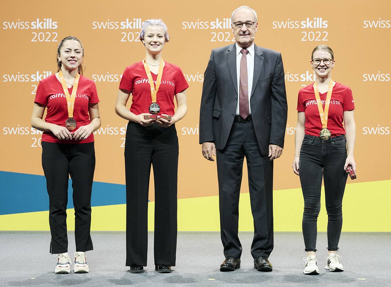 SwissSkills 2022: Die drei Gewinnerinnen in der Kategorie Coiffeur / Coiffeuse mit Bundesrat Guy Parmelin.