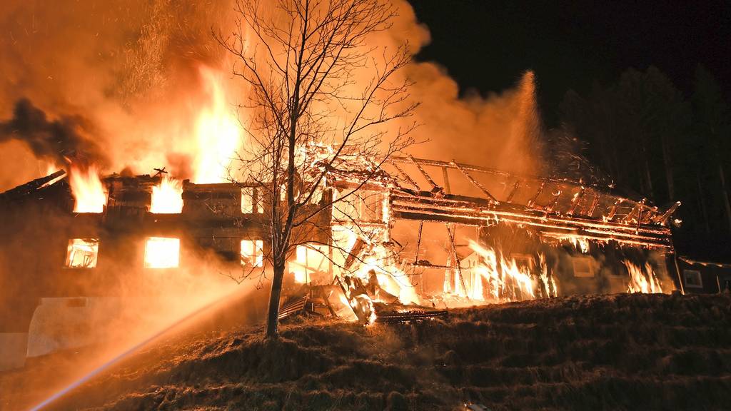 Grosseinsatz mit 160 Personen: Wohnhaus und Stall in Schwellbrunn (AR) abgebrannt
