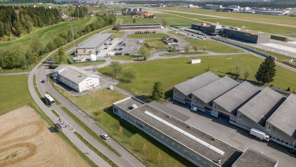 Die Rüeggisingerstrasse soll künftig nördlich des Militärflugplatzes vorbeiführen.
