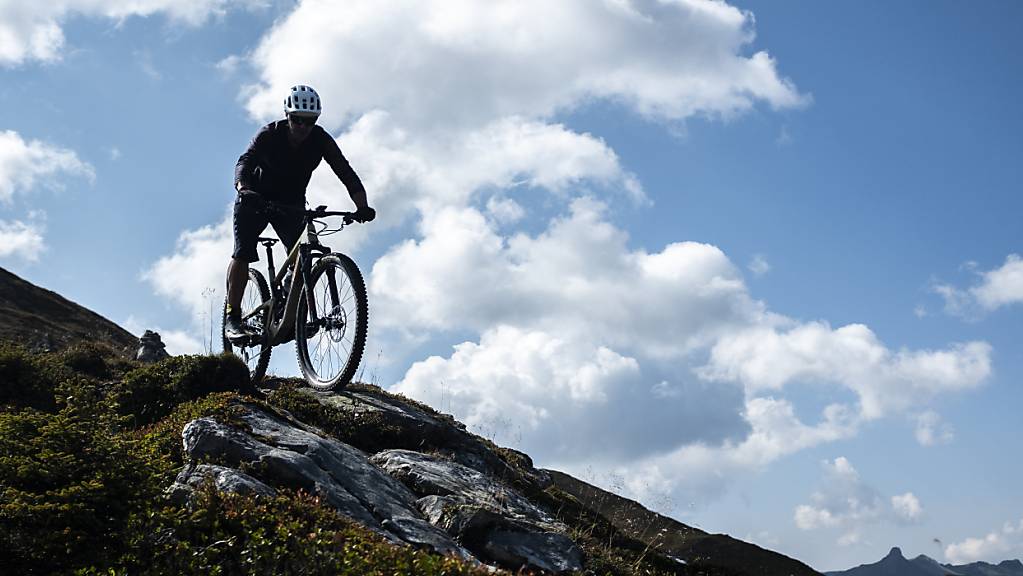 Im Kanton St. Gallen soll ein Streckennetz für Mountainbiker geplant und signalisiert werden. Weil es sich dabei auch um Wanderwege handelt, gilt das Koexistenz-Prinzip. (Archivbild)