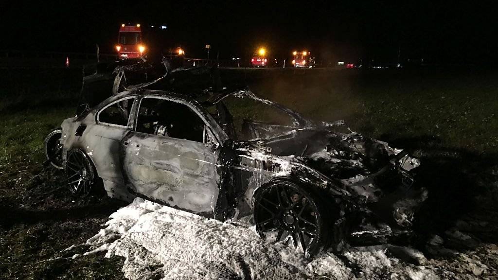 Grosses Glück im Unglück: Ein 24-Jähriger kommt nach mehrmaligem Überschlagen seines Autos bei Bilten GL mit einer Platzwunde am Kopf davon. Das Auto brannte aus.