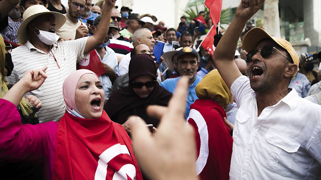 Demonstrierende skandieren Slogans während eines Protests gegen den Präsidenten Saied. Foto: Riadh Dridi/AP/dpa