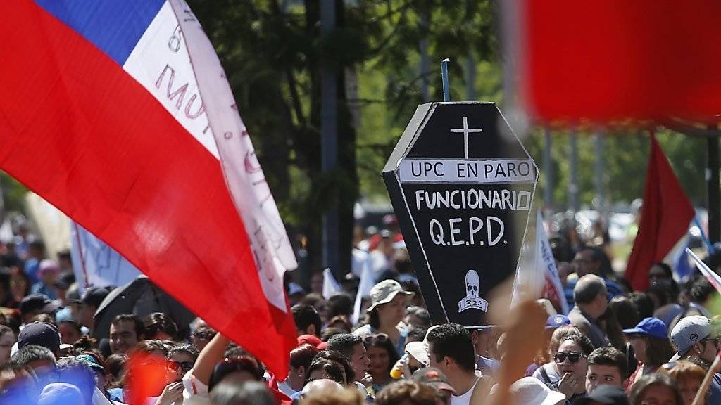 Tausende Beamten beteiligen sich am Streik in Chile: Die Hauptstadt des Landes versinkt daher im Müll.