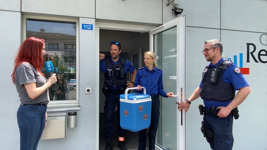 Radio 24 bringt der Polizei in Regensdorf Gratis-Glacé vorbei