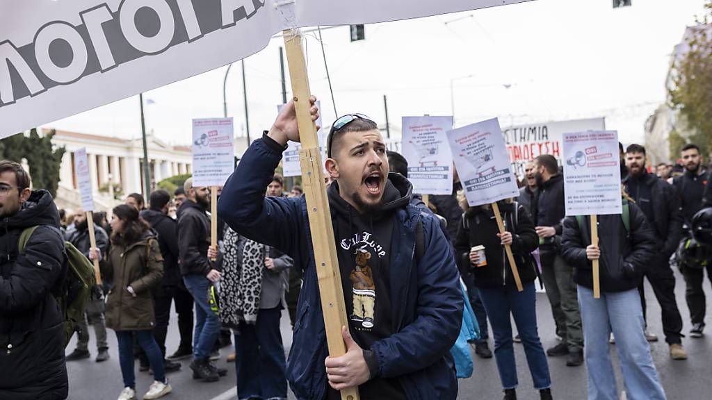 Studenten marschieren durch die Straßen und skandieren Slogans während einer Demonstration gegen die geplante Zulassung privater Universitäten. Foto: Socrates Baltagiannis/dpa