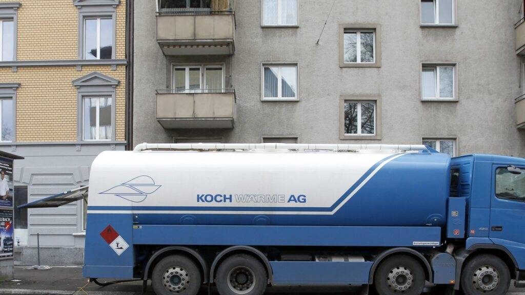 Wird künftig immer seltener im Kanton Zürich zu sehen sein: ein Tankfahrzeug mit Heizöl. (Archivbild)
