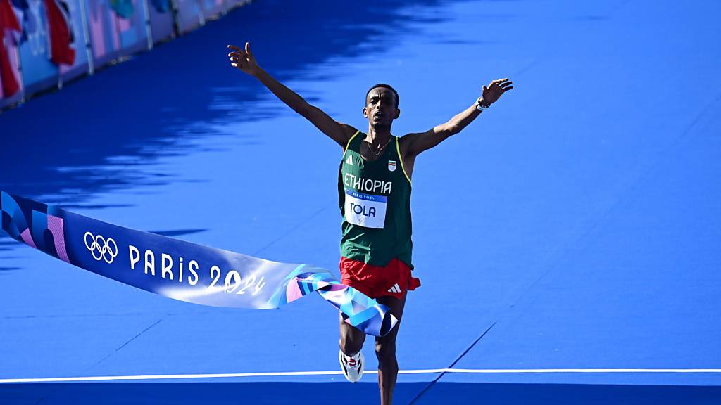 Der Äthiopier Tamirat Tola gewinnt olympisches Gold im Marathon