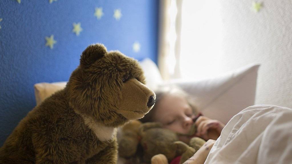So ruhig schlafen nicht alle Kinder: Sprösslinge von Müttern mit Schlafproblemen haben oft ebenfalls Mühe, ein- und durchzuschlafen. (Archivbild)