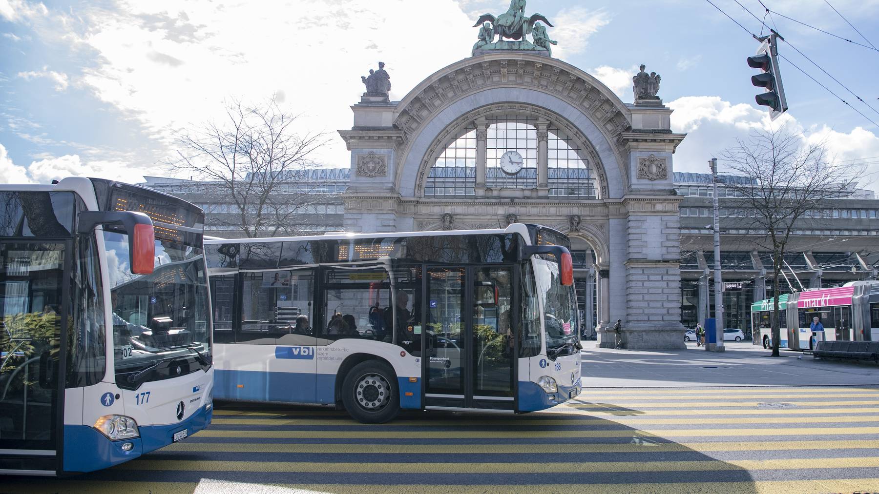 Busse der Verkehrsbetriebe Luzern AG oder VBL auf der Fahrt am Mittwoch, 4. Maerz 2020 beim Bahnhof in Luzern.