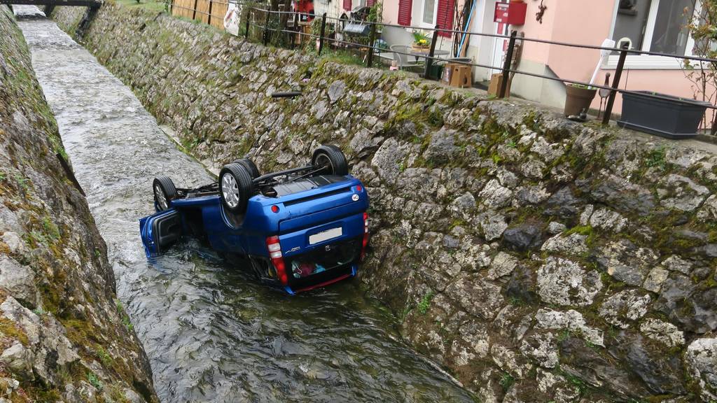 Auto landet im Dorfbach Niederurnen – drei Verletzte