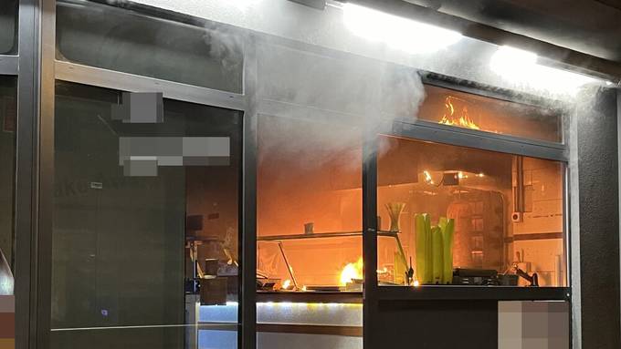 Küche in Imbiss-Restaurant fängt Feuer – 10 Personen wurden in Sicherheit gebracht