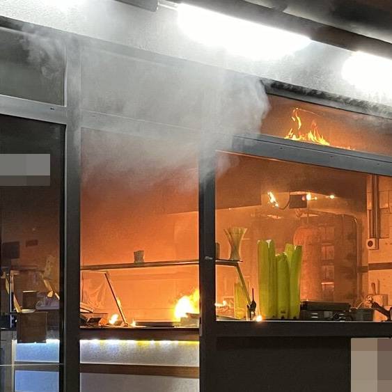 Küche in Imbiss-Restaurant fängt Feuer – 10 Personen wurden in Sicherheit gebracht