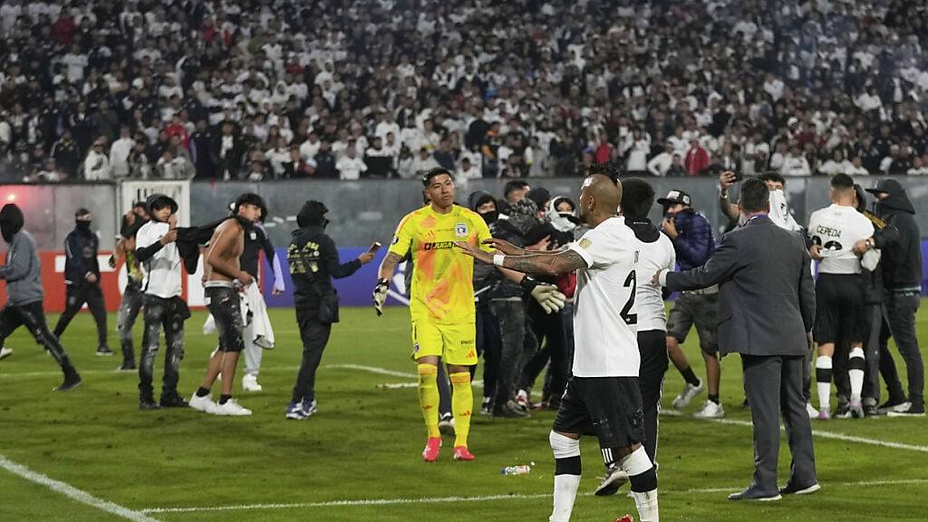 Die Spieler von Colo Colo versuchen, die Fans im Estadio Monumental in Santiago zu beruhigen