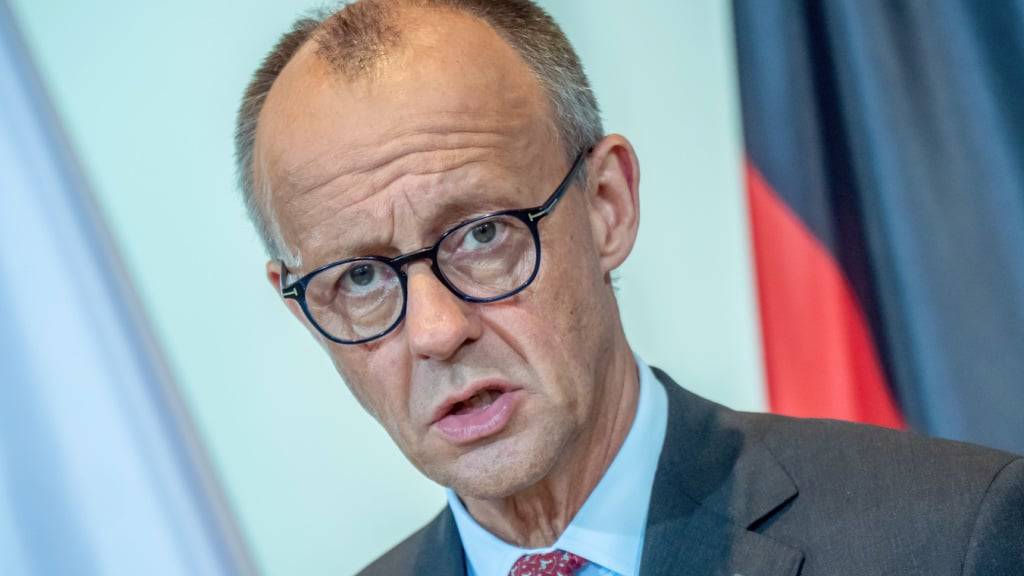 ARCHIV - Bundeskanzler Friedrich Merz (CDU) spricht bei einer Pressekonferenz mit dem Ministerpräsidenten von Tschechien im Kanzleramt. Foto: Michael Kappeler/dpa
