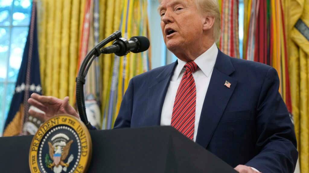US-Präsident Donald Trump spricht zu Reportern im Weißen Haus. Foto: Mark Schiefelbein/AP/dpa/Archivbild