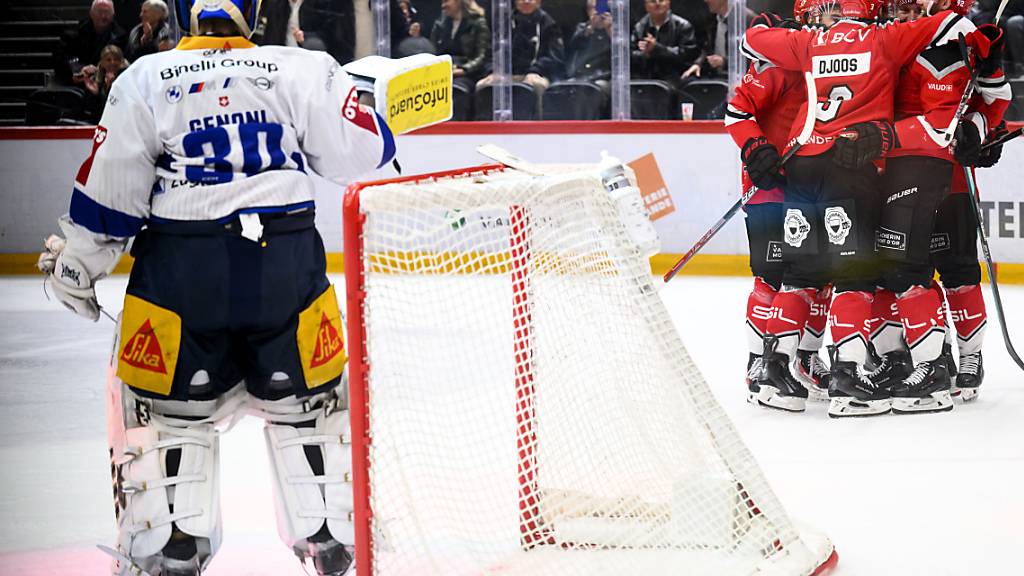 Zugs Goalie Leonardo Genoni muss zusehen, wie die Lausanner ihren Führungstreffer feiern