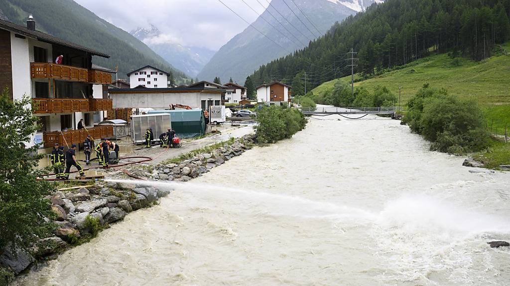 Die Saaser Vispa in Saas-Grund bei Hochwasser Ende Juni. (Archivbild)