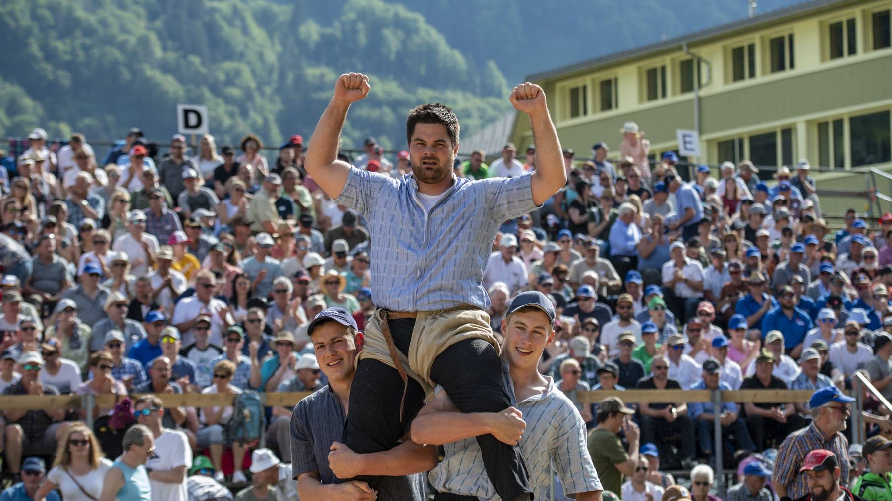 Mike Müllestein lässt sich feiern. Er gewinnt zum zweiten Mal das Schwyzer Kantonale.