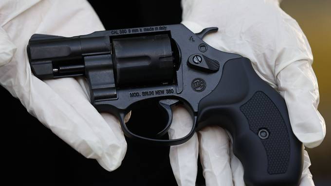 26-Jährige stellte geschmuggelte Waffe in Vitrine aus – dann kam die Polizei