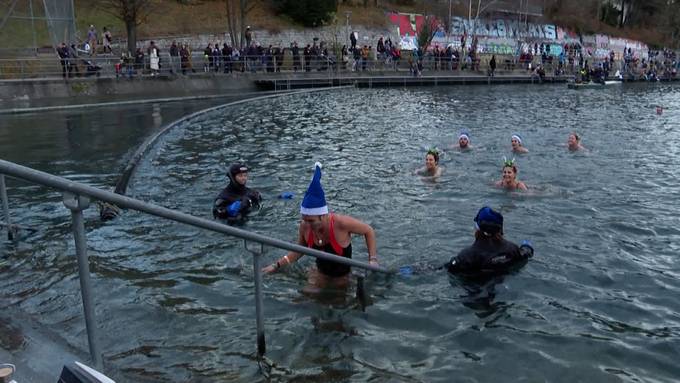 Bei 6 Grad: Über 300 Teilnehmer beim Samichlaus-Schwimmen