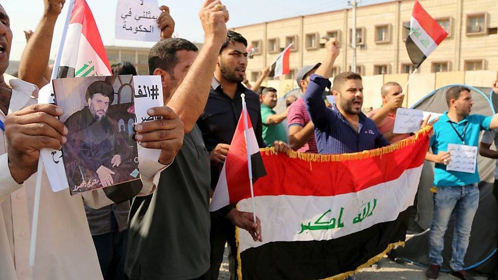 Iraker demonstrieren vor Regierungsbüros in Bagdad gegen die Korruption im Land.