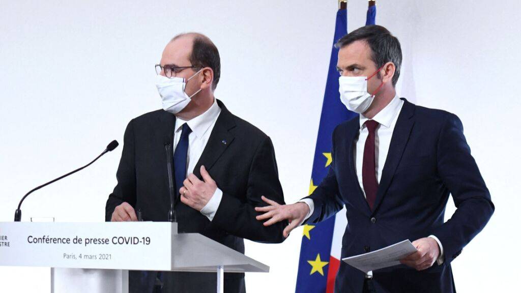 Frankreichs Premierminister Jean Castex (l) und Gesundheitsminister Olivier Veran bei einer Pressekonferenz in Paris. Foto: Alain Jocard/AFP/dpa