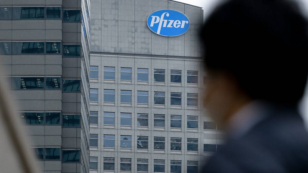 Das Logo des US-Pharmakonzerns Pfizer prangt an der Fassade eines Bürogebäudes im Stadtteil Shinjuku in Tokio. Foto: Cezary Kowalski/SOPA Images via ZUMA Wire/dpa