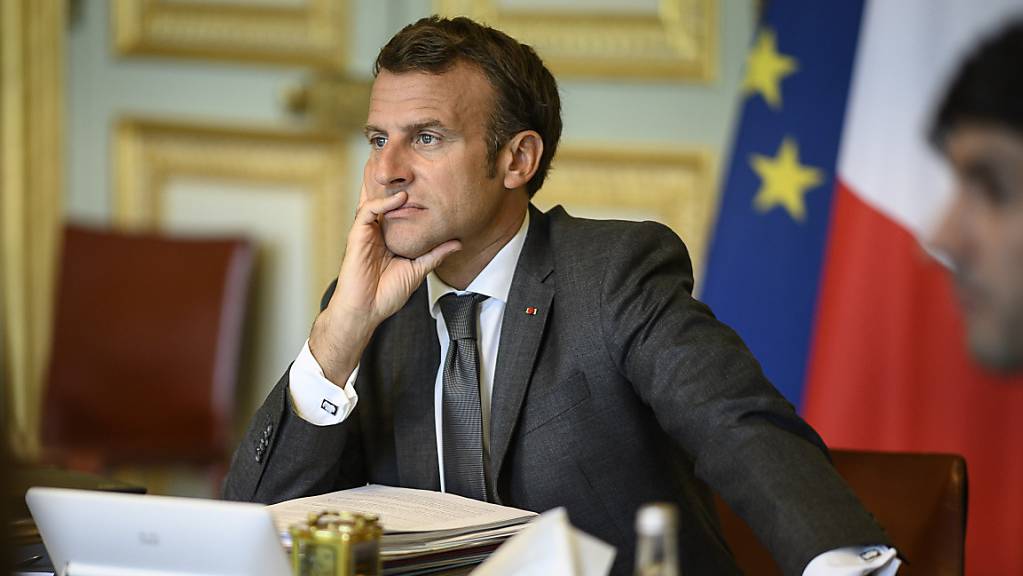 Frankreichs Präsident Emmanuel Macron nimmt im Elysee-Palast an einer Videokonferenz mit EU-Kollegen teil. Foto: Eliot Blondet/ABACA Pool/AP/dpa