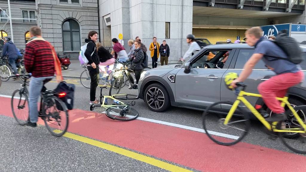 Zürcher Velodemo sorgt für rote Köpfe bei Autofahrern