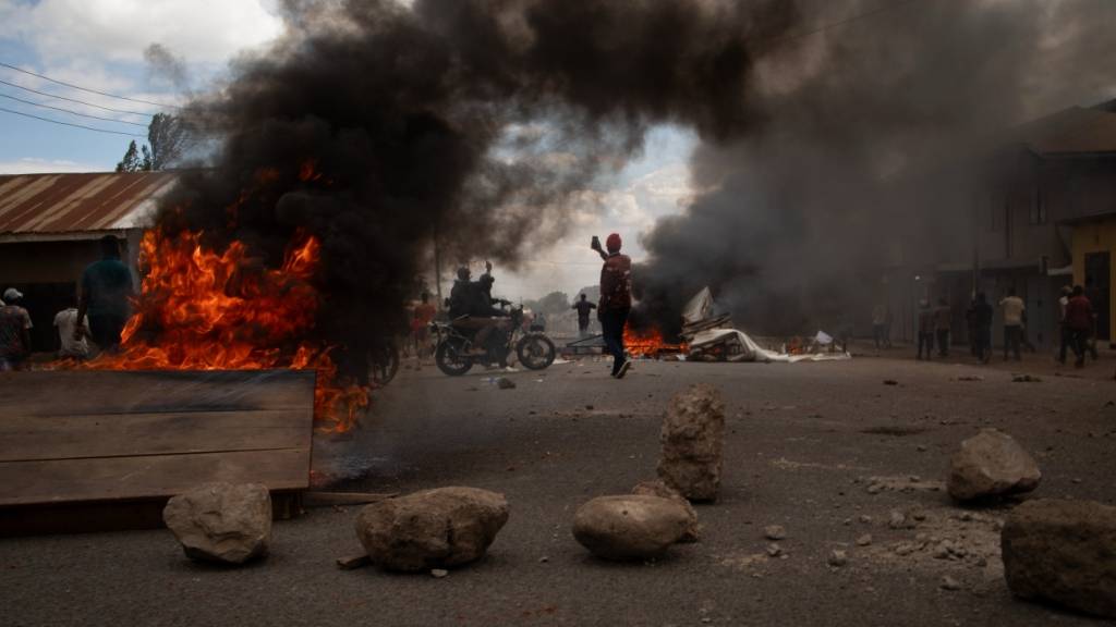 ARCHIV - Menschen protestieren in den Straßen am Wahltag. In Tansania ist es während der Präsidentschafts- und Parlamentswahl zu Unruhen gekommen. Foto: Uncredited/AP/dpa/Archivbild