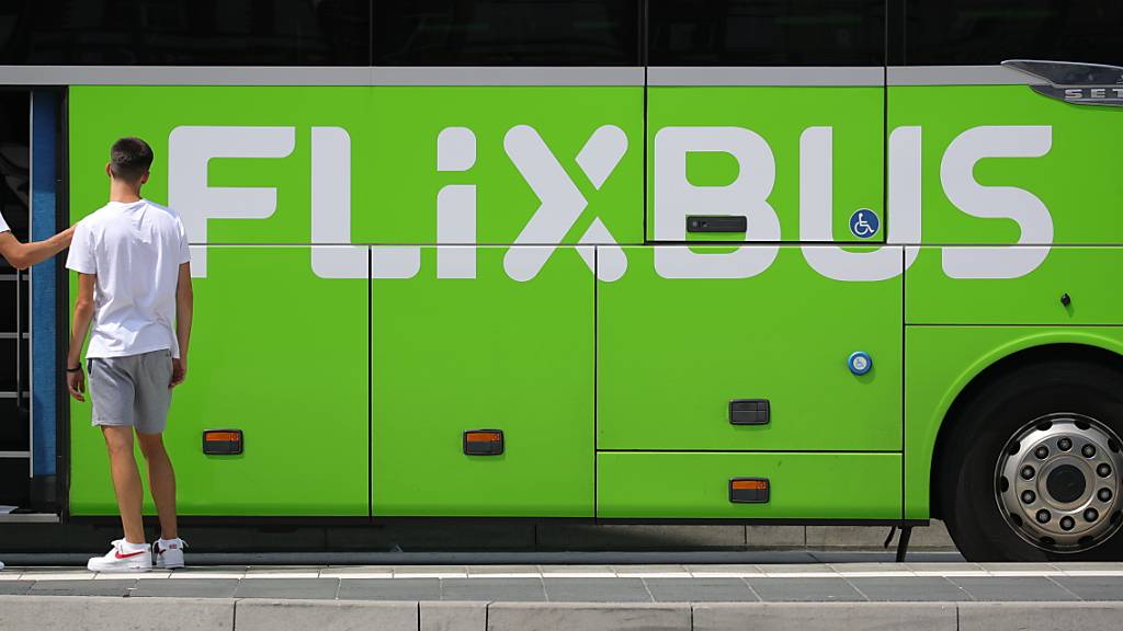 Der Fernbusanbieter Flixbus stellt den Betrieb bis auf weiteres wegen der Coronavirus-Krise ab Mitternacht ein. Flixbus werde alle nationalen sowie grenzüberschreitenden Verbindungen von und nach Deutschland aussetzen, teilte das Unternehmen am Dienstag mit. (Archiv)