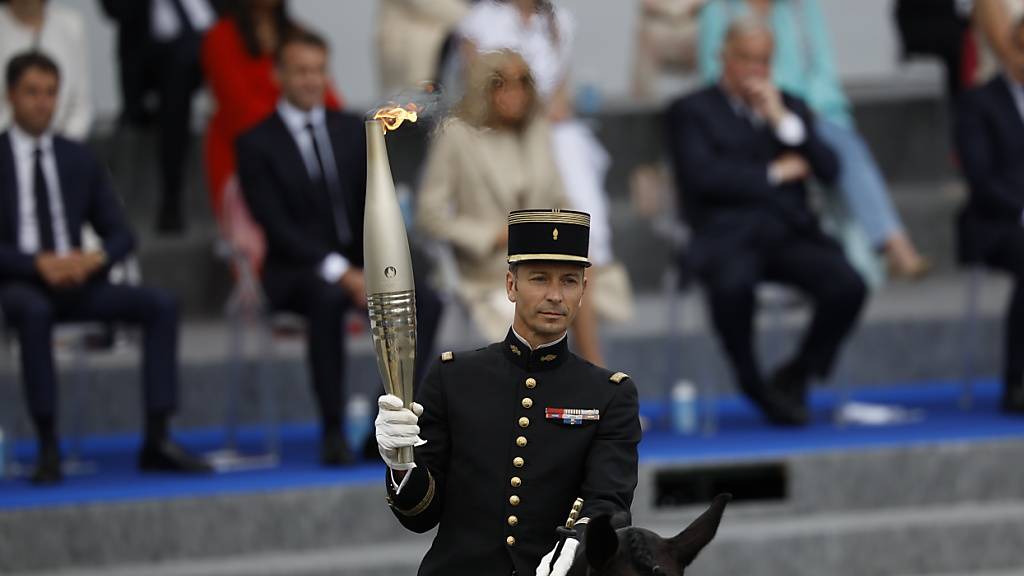 Olympische Flamme in Paris eingetroffen