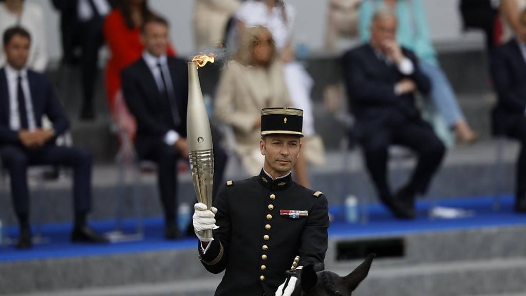 Thibaut Vallette, Chef der französischen Elite-Reitschule Cadre Noir, nimmt die Olympische Flamme am Sonntag in Paris in Empfang