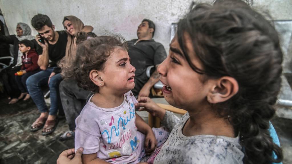 Palästinensische Kinder warten nach einem israelischen Luftangriff auf medizinische Hilfe. Foto: Abed Rahim Khatib/dpa