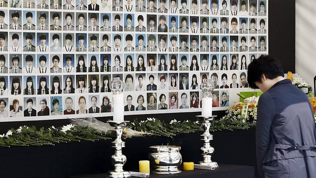 Trauernde in Seoul vor einer Erinnerungstafel der beim Schiffsunglück ums Leben gekommenen Personen (Archiv)