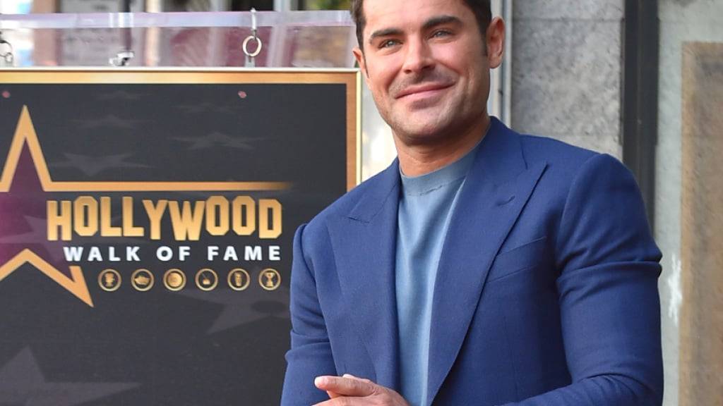 Schauspieler Zac Efron wird mit einem Stern auf dem Hollywood Walk of Fame geehrt. Foto: Jordan Strauss/Invision via  AP/dpa