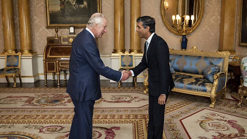 ARCHIV - König Charles III. (l) begrüßt Rishi Sunak während einer Audienz im Buckingham Palace in London. Foto: Aaron Chown/PA Pool/AP