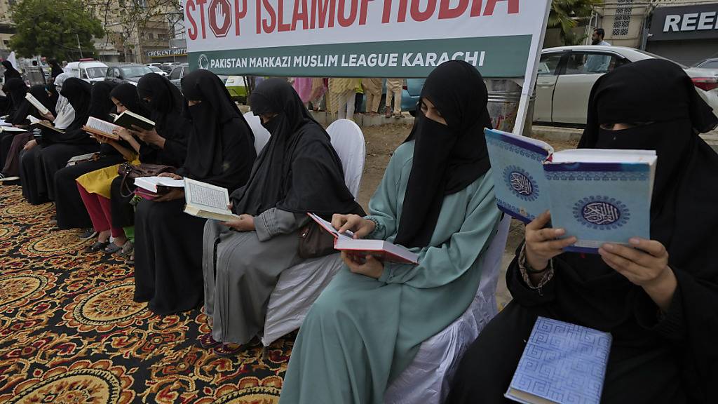 Die Koranverbrennungen haben bei Musliminnen und Muslimen international Empörung ausgelöst. In Pakistan demonstrieren Anhängerinnen der Partei «Pakistan Markazi Muslim League» gegen eine eine derartige Aktion in Schweden. Foto: Fareed Khan/AP/dpa