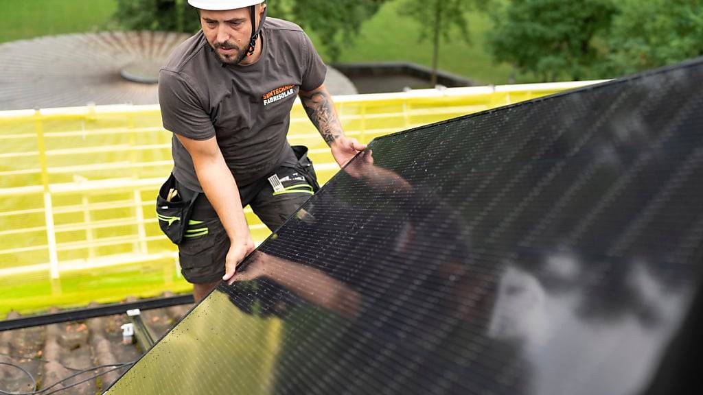 In Sursee LU sollen mehr Solarpanels auf Dächern montiert werden. (Symbolbild)