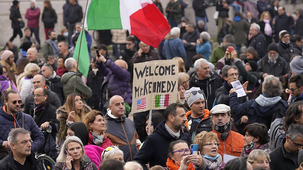 Menschen versammeln sich in Mailand zu einer Demonstration gegen den Corona-Impfpass, an der auch Kennedy Jr. teilnimmt. Foto: Antonio Calanni/AP/dpa