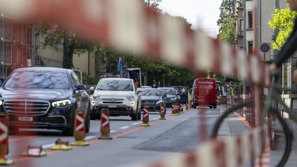 Früher als gedacht kann der Verkehr auf der Bellerivestrasse wieder auf vier Spuren rollen. (Archivbild)