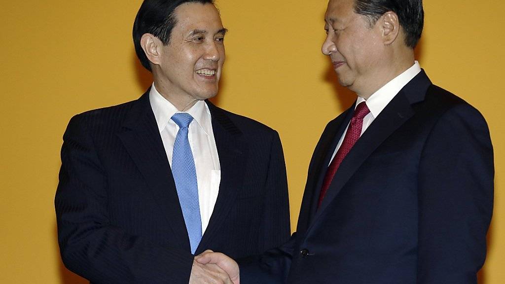 Chinas Präsident Xi Jinping (r) und Taiwans Staatschef Ma Ying-jeou beim historischen Handschlag in Singapur