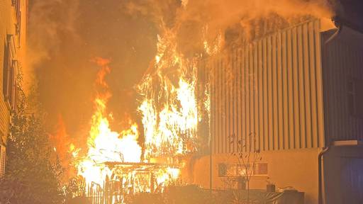 Gartenhaus in Brand – Feuer greift auf angrenzende Wohnhäuser über